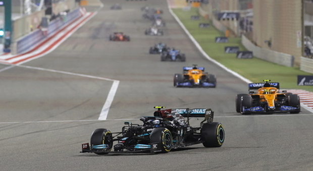 Formula 1, le pagelle del GP del Bahrain: Hamilton inarrestabile. Ferrari in chiaroscuro, sorprende l'esordiente Tzunoda