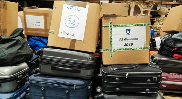 Fiumicino, all'asta gli oggetti smarriti in aeroporto: iPad, orologi e valigie (piene), ecco cosa si può trovare