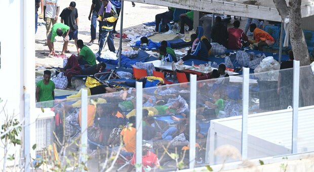 Migranti, 13 sbarchi in meno di un'ora: è ancora caos a Lampedusa