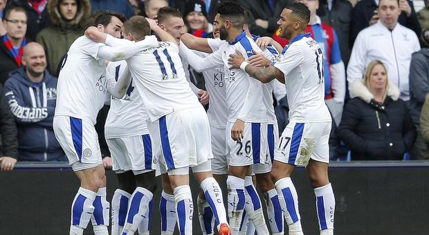 I giocatori del Leicester festeggiano il gol segnato da Mahrez contro il Crystal Palace