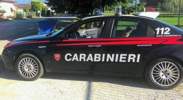 Minaccia i passanti col bastone: 31enne bloccato dai carabinieri
