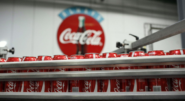 Coca-Cola rompe la tradizione, arriva la prima bevanda alcolica
