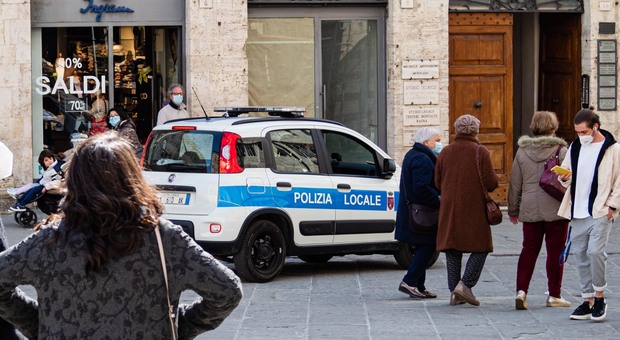 Controlli della polizia municipale a Perugia