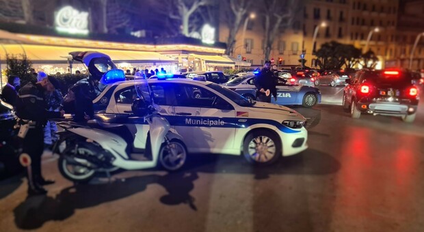 Controlli di polizia e vigili urbani a Mergellina nella zona degli chalet