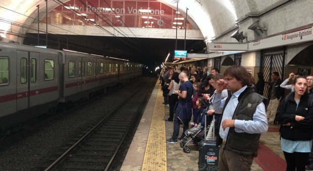 Nuovo guasto sulla metro B: sospesa la tratta Bologna-Ionio. Terzo stop in 4 giorni: l'Atac indaga