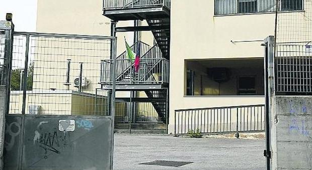 Napoli, paura alla scuola Nicolini: cede il gradino, prof cade e batte la testa sulla scala