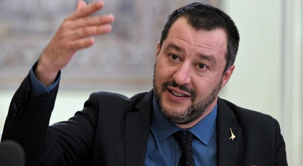 Cori razzisti, Salvini ammonisce: «Il Napoli sbaglia se si ferma»
