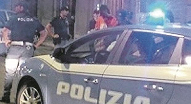 Ancona, tenta una rapina e minaccia i poliziotti: condannato ma già libero