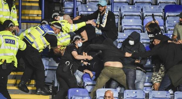 Leicester-Napoli, scontri allo stadio: nove ultrà napoletani fermati dalla polizia