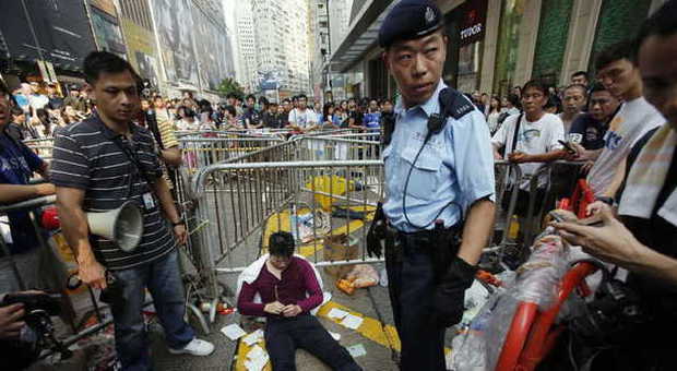 Hong Kong, scontri tra studenti e filo-cinesi. Salta incontro con governo
