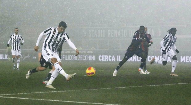 Morata e Cuadrado regalano l'aggancio alla Roma ad Allegri. Nella nebbia di Bologna, la Juventus vince 2-0