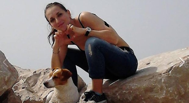 Foggia, tenta di salvare il cane dai binari ma viene travolta dal treno: morta una 28enne