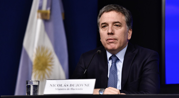 Aumenta il salario minimo, si dimette il ministro del Tesoro argentino