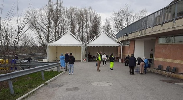 Il nuovo gazebo sistemato per l'attesa al punto vaccinazioni di Urbino