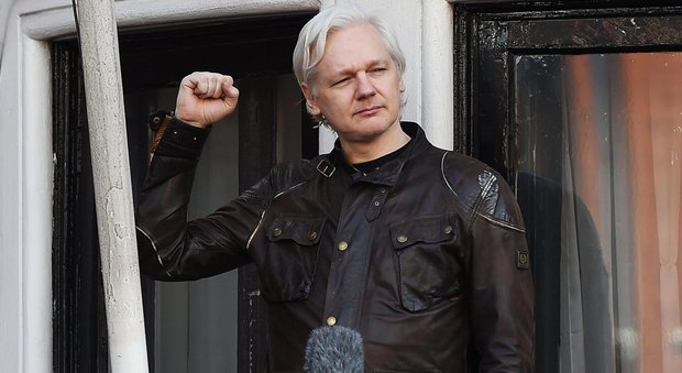 Catalogna, Assange si schiera con Barcellona: «Iniziata la prima guerra mondiale del web»