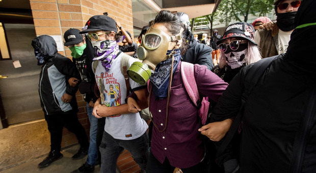 Usa, scontri tra manifestanti a Portland: 13 arresti, sequestrati pali di metallo