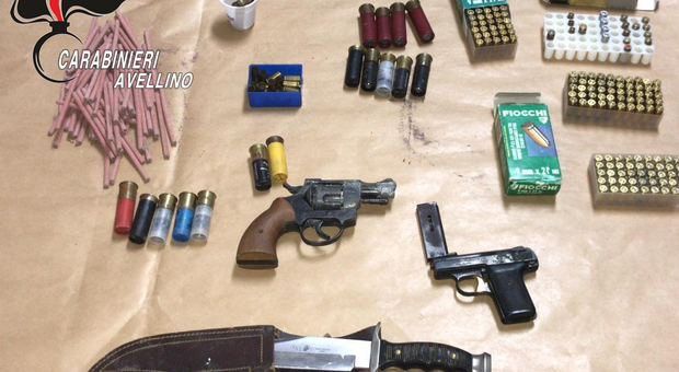 Pistole, coltelli e munizioni in casa: arrestato 60enne