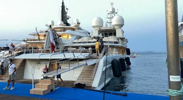 Ischia, l'ex emiro del Qatar sbarca sull'isola verde con la sua flotta di sette yacht