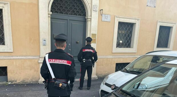 Prete aggredito e rapinato davanti al convento, a don Umberto (82 anni) portati via 200 euro a Trastevere