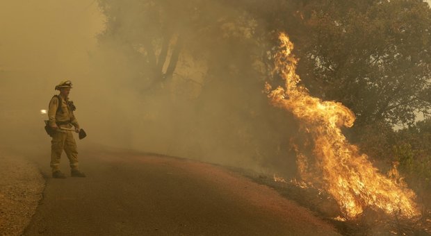 California, salgono le vittime degli incendi: 36 morti e centinaia di dispersi