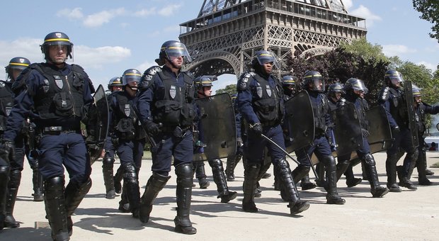 Parigi, anti-Macron in piazza: schierati 2.000 poliziotti