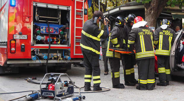 Garage va a fuoco a Perugia: distrutte due moto e attrezzi da giardino. C'era anche un'auto d'epoca. In azione i vigili del fuoco