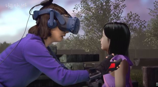 Mamma incontra la figlia morta nell'aldilà: l'abbraccio possibile con la realtà virtuale