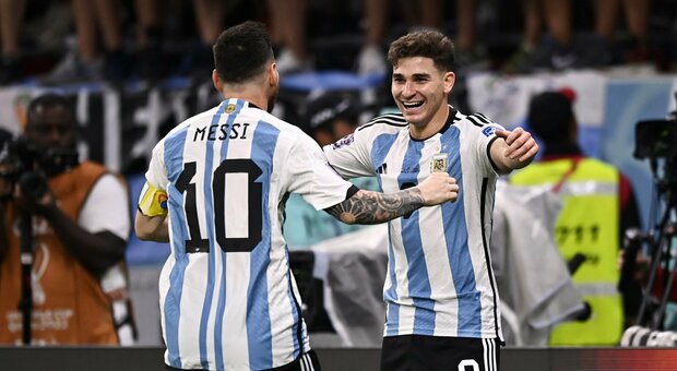 Diretta Argentina-Australia: c'è il Papu Gomez in attacco con Messi. Chi passa sfida l'Olanda