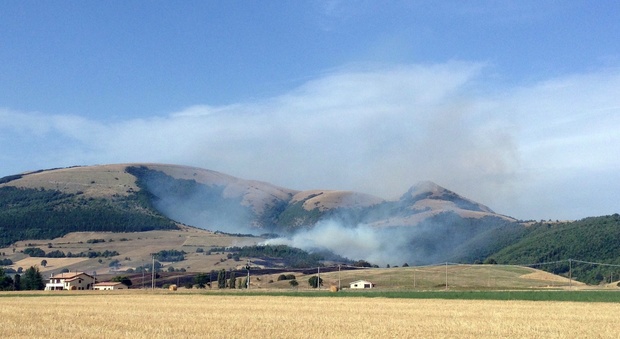 Foligno, incendi in tutto il territorio Fiamme a Annifo, Valtopina e Trevi Super lavoro per i vigili del fuoco