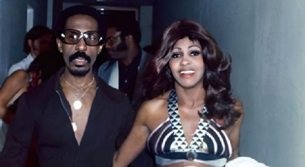 Tina Turner morta, dagli abusi del marito al suicidio del figlio: la carriera di mezzo secolo e la vita tormentata