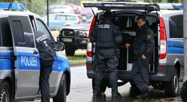 Ragazzo di 19 anni uccide i genitori e il fratello in Germania: «Massacrati a coltellate». La famiglia di origini sarde