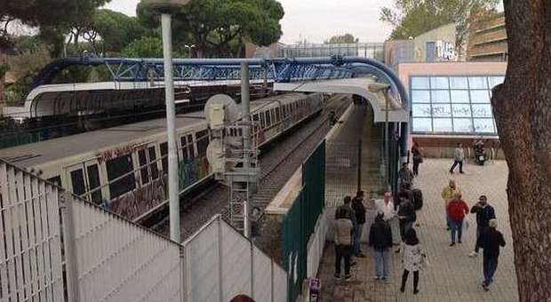 Roma-Lido, donna cade sui binari e muore travolta dal treno