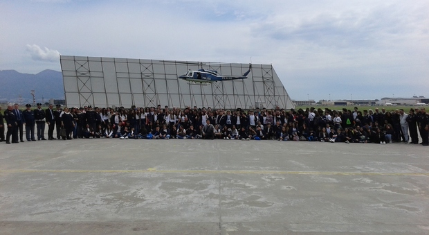 Napoli. Gli alunni della media Ciccone di Saviano in visita al sesto reparto volo della polizia