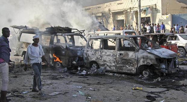 Mogadiscio, doppio attacco suicida tra la folla: i morti sono 231