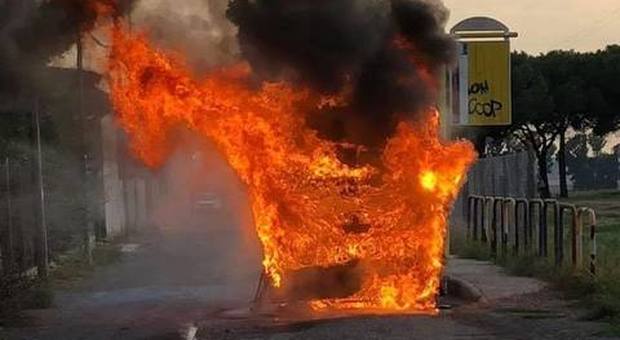 Roma, ancora un bus a fuoco: le fiamme distruggono il mezzo, nessun ferito