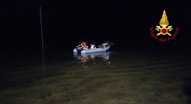 Pescatori si ribaltano con la barca nel Lago del Salto, salvati dai vigili del fuoco