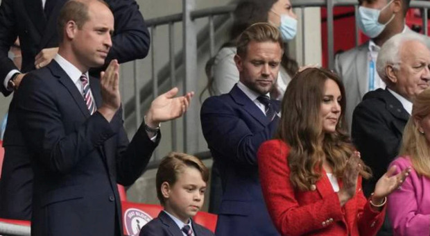 William, Kate e il piccolo George allo stadio per Inghilterra-Germania, il gesto del bimbo spiazza tutti: «Non è possibile...»
