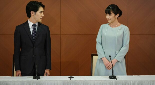 Giappone, la principessa Mako ha sposato il compagno impiegato di banca: l'addio alla famiglia reale