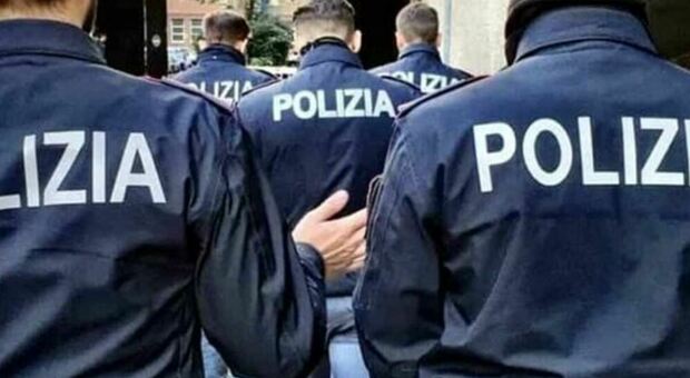 Ancona, alla faccia dell'ordinanza anti alcol: 4 ubriachi al bar, denunciato rumeno (con bottiglia in mano) che sfidava la polizia