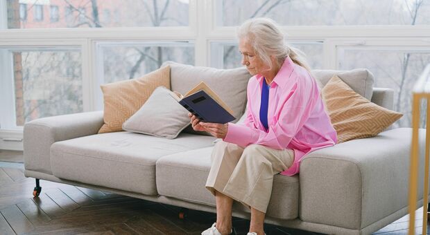 Libri a domicilio per gli anziani (foto Pexels - SHVETS production)