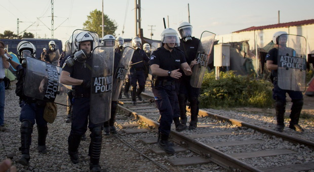 Grecia, lacrimogeni contro migranti: usano treno per sfondare cordone