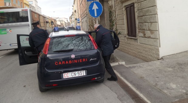 Ancona, donna trovata morta sulla panchina: accanto al corpo un biglietto e una bottiglietta