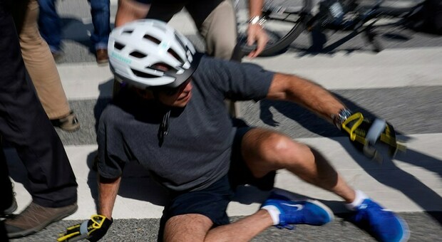 Joe Biden cade durante un giro in bicicletta
