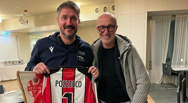 Da mister a coach, la Vis Pesaro omaggia l'Italbasket: Banchieri regala una maglia speciale a Pozzecco