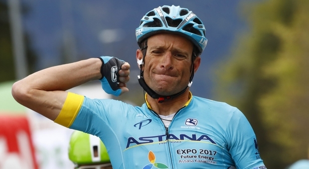 Giro, l'Astana correrà con 8 corridori anziché 9 per onorare Scarponi
