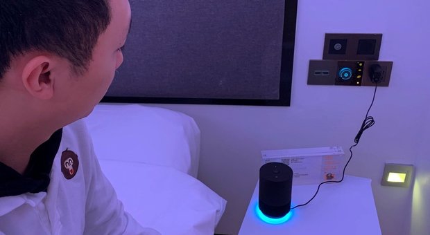 Cina, l'hotel futuristico senza camerieri umani: i robot servono i cocktail