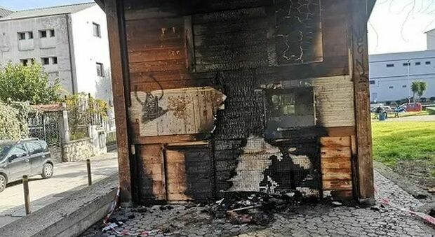 Caivano, incendio a corso Umberto I, in fiamme l'ex casa dell'acqua nella villetta comunale: indagini in corso