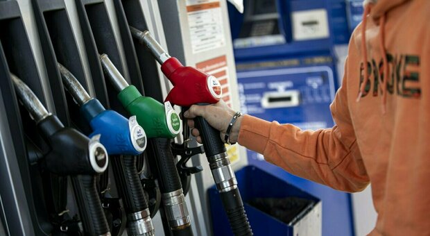 «Benzina e gasolio in vendita a 4 euro al litro, intervenga la Finanza»: la denuncia dell'Unione nazionale consumatori