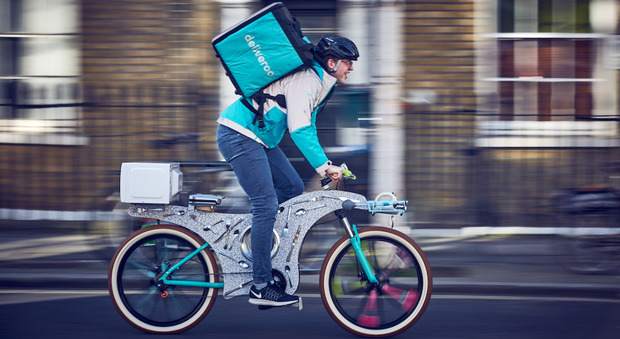 Deliveroo, per le consegne a Londra la bicicletta costruita con utensili da cucina
