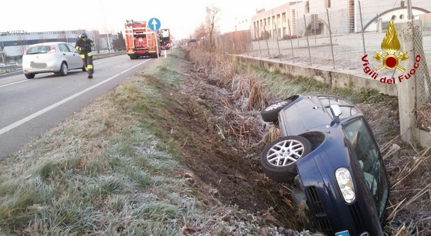 Il grave incidente stradale a Sacile tra due auto e un camion cisterna per il trasporto di ossigeno